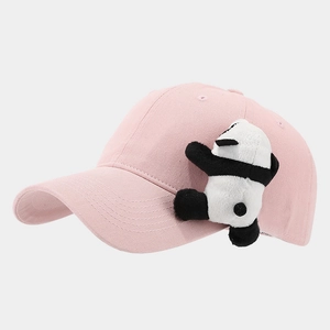 Casquette rose avec décoration de panda en peluche sur le côté et coutures détaillées