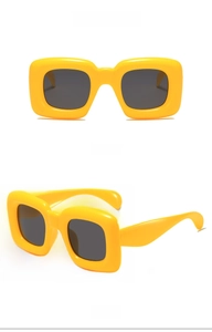 Vues de face et de profil des lunettes de soleil carrées jaunes pour enfants avec verres gris