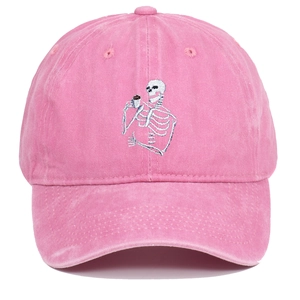 Broderie détaillée d'un motif de crâne sur une casquette en coton lavé rose