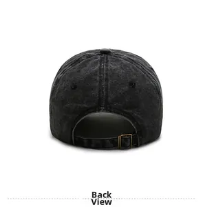 Vue arrière détaillée d'une casquette en coton lavé avec boucle métallique réglable