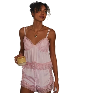 Zweiteiliges Damen-Lingerie-Set aus rosa Satin mit V-Ausschnitt Top und Spitzenshorts