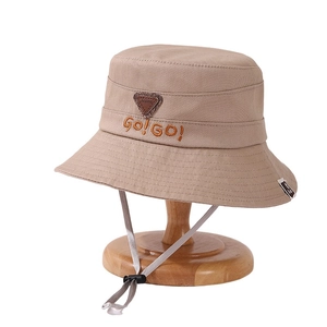 Beigefarbener Sonnenhut aus Canvas für Jungen von 2–5 Jahren mit verstellbarem Kordelzug