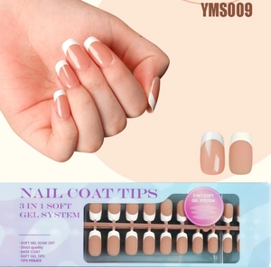 Vue détaillée des faux ongles en gel souple style French manucure rose et blanc