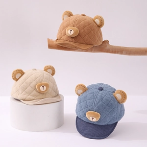 Dettaglio di berretti in peluche per neonati con orecchie 3D e visiera in velluto