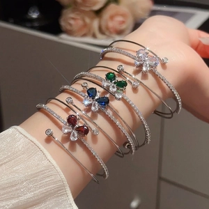 Elegante bracciale a tre strati con farfalle di zircone colorate e pietre a goccia d'acqua