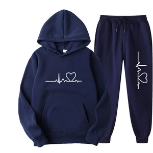 Completo sportivo da donna in pile blu navy con stampa a cuore e pantaloni joggers