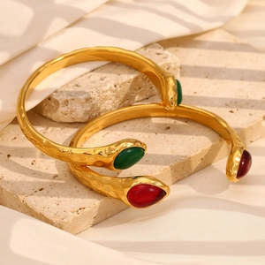 Hammered 18K gold-plated double snake head cuff with red and green agate stones