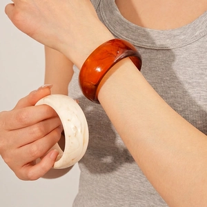 Minimalist wide resin bangles in amber brown and cream marble pattern for women