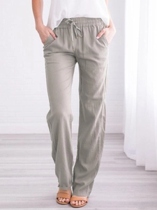 Détail du pantalon en lin olive avec taille élastique à cordon et poches latérales