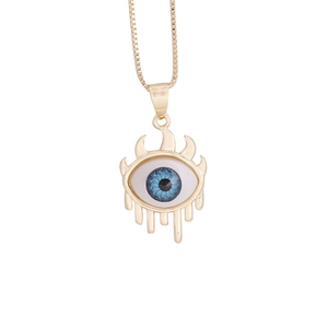 Détail macro du pendentif en or 18 carats avec œil protecteur bleu et goutte d'eau