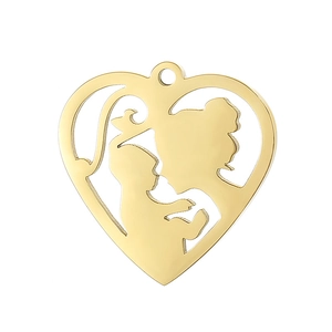 Détail du pendentif cœur en acier doré avec silhouette ajourée de la mère et du bébé