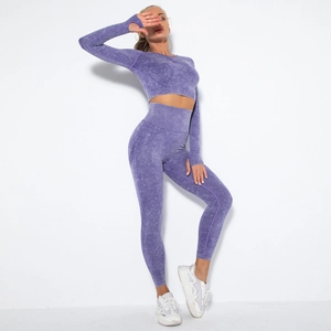 Detail des lila Yoga-Sets mit Acid-Wash-Effekt, nahtlosem Strick und Daumenlochbündchen