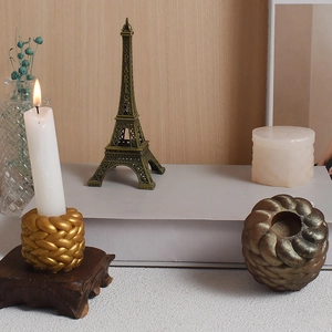 Detailansicht von Vintage-Kerzenhaltern in Gold und Bronze für Heimdekoration