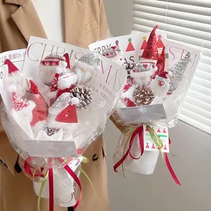 Bouquet de gnomes de Noël avec paillettes rouges, pommes de pin et papier flocon de neige