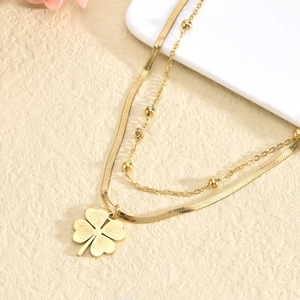 Collana a doppio strato dorata con quadrifoglio, catena a serpente e piccole perle