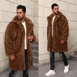 Détail d'un manteau long en fausse fourrure marron pour homme avec col à revers élégant
