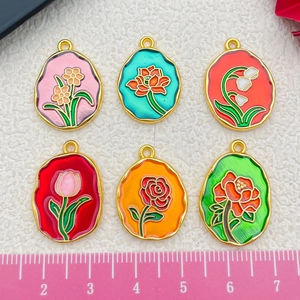 Pendentifs fleurs en émail motifs tulipes et roses avec règle pour référence