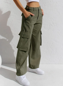 Detailansicht der High-Waist Cargo-Hose in Armeegrün mit mehreren Funktionstaschen