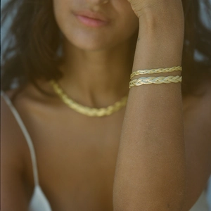 Ensemble collier et bracelets en acier inoxydable plaqué or 18 carats tressé sur modèle