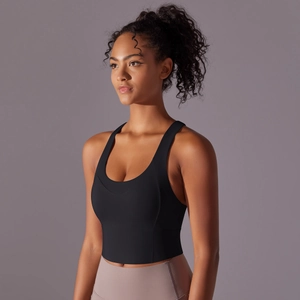 Détail du soutien-gorge de sport noir sans couture avec larges bretelles de maintien