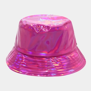 Gros plan détaillé montrant le tissu réfléchissant holographique rose du bob
