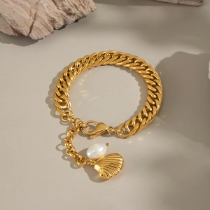 Bracelet chaîne cubaine en acier doré 18K avec perle d'eau douce et pendentif coquillage