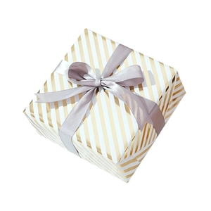 Scatola regalo quadrata con strisce diagonali oro e bianco e nastro in raso grigio