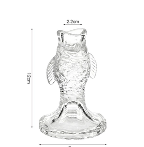 Détail du bougeoir en verre en forme de poisson avec écailles en relief et mesures