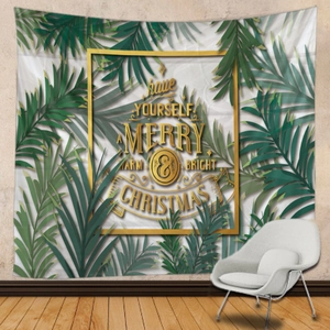 Dettaglio dell'arazzo natalizio con scritte dorate e design di foglie di palma tropicali
