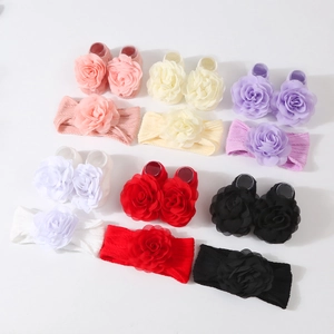 Détail du lot de bandeaux à fleurs pour bébé et chaussettes en tricot assorties