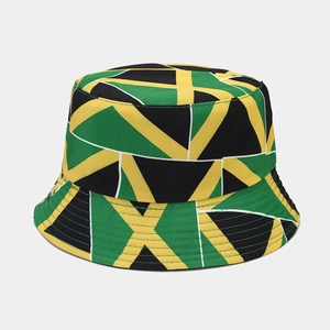 Dettaglio delle cuciture rinforzate su un cappello a secchiello reversibile con motivi a bandiera