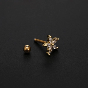 Gros plan d'un piercing fleur doré 16G avec cristaux marquise et fermoir boule à vis