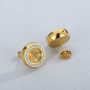 Minimalistische runde Edelstahl-Ohrstecker mit Zirkonia in Vorder- und Rückansicht gezeigt