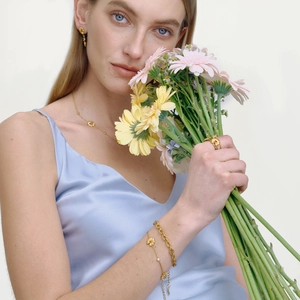 Détail d'un ensemble de bijoux floraux avec marguerites en zircon rouge 18K sur mannequin