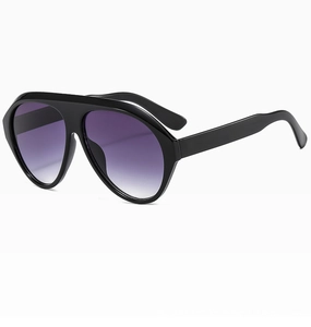 Vue détaillée des lunettes de soleil carrées noires avec verres dégradés violets et monture