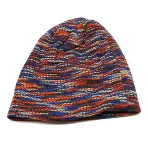 Gros plan détaillé du bonnet en maille multicolore montrant la texture épaisse