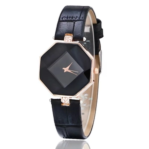 Orologio al quarzo da donna con cassa ottagonale oro rosa e cinturino in pelle nera