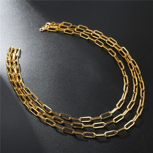 Collana a tre strati con catena a graffetta dorata in stile punk minimalista