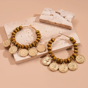 Créoles bohèmes dorées avec perles en bois marron et pendentifs de pièces vintage