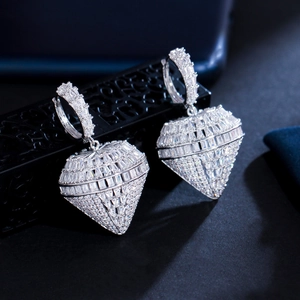 Orecchini di lusso a forma di cuore color argento con zirconi cubici incastonati