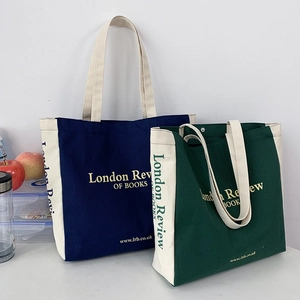 Dettaglio di borse tote in tela con stampa London Review of Books in blu marino e verde