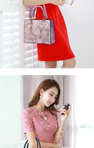 Dettaglio della borsa jacquard rosa con ciondolo in metallo e ricamo floreale curato