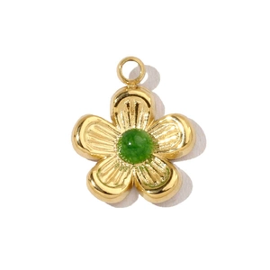 Gros plan d'un pendentif fleur doré avec une pierre naturelle verte et finition polie