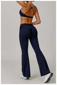 Détail d'un ensemble de yoga bleu marine avec pantalon évasé froncé et brassière croisée