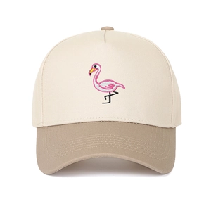 Detail der Flamingo-Stickerei auf der beige-khakifarbenen Baumwoll-Baseballkappe