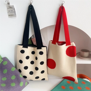 Borse shopper in maglia a pois in stile retrò chic mostrate in varie opzioni di colore