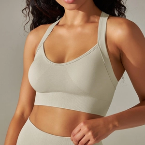 Gros plan détaillé du soutien-gorge de sport en tricot sans couture vert clair