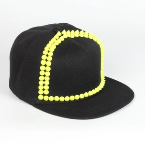Μαύρο καπέλο μπέιζμπολ snapback με διακόσμηση από φωσφοριζέ κίτρινα τρουκς στην όψη