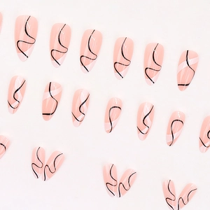 Faux ongles amande rose pâle avec motifs de lignes abstraites noires au style moderne
