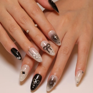 Faux ongles noirs avec nœuds 3D argentés et charmes d'étoiles étincelantes chic